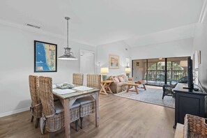 TV, offices - Hidden Gem - Refurbished Central Naples Location (Naples)