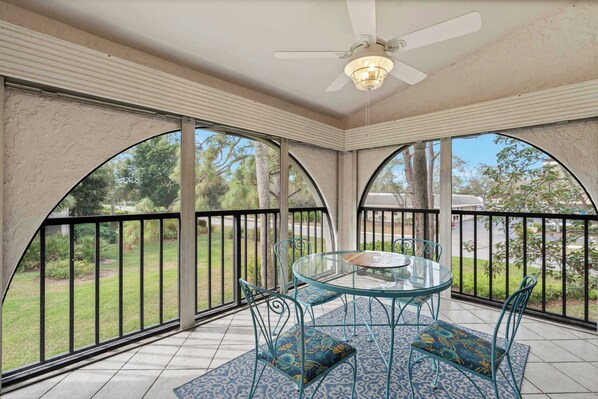 Outdoor dining - Hidden Gem - Refurbished Central Naples Location (Naples)