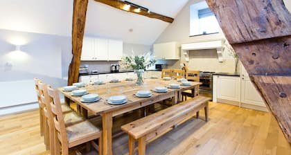 Hurdlow Grange - 6 properties nestled around a courtyard, with a multifunctional space & games room