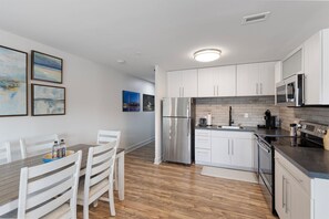 Fridge, microwave, oven, stovetop - The Loft at Midtown (Omaha)