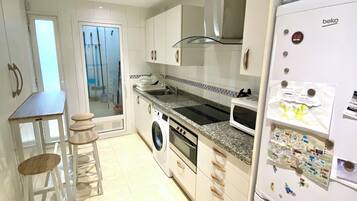 Frigorífico, microondas, horno y placa de cocina