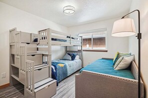 3 bedrooms, iron/ironing board, Internet, bed sheets