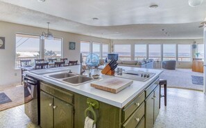 Interior - Paradise View - New Listing! (Cannon Beach)