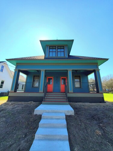Historic Home with Whimsical Theme located 3 blocks from Shiner Brewery