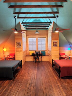 5 habitaciones, escritorio, tabla de planchar con plancha y wifi