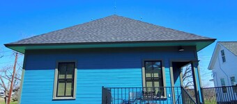 Historic Home with Whimsical Theme located 3 blocks from Shiner Brewery