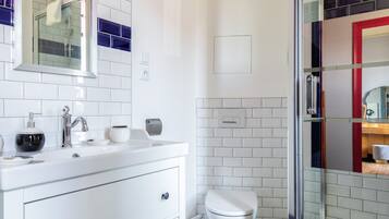 Superior Double or Twin Room, Balcony, Garden View | Bathroom