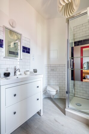 Superior Double or Twin Room, Balcony, Garden View | Bathroom - LA MAISON DE FLORENCE  (Angers)