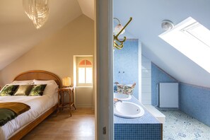 Superior Double Room, Garden View | Blackout drapes, iron/ironing board, free WiFi - LA MAISON DE FLORENCE  (Angers)
