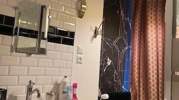 Superior tweepersoonskamer, uitzicht op de stad | Badkamer