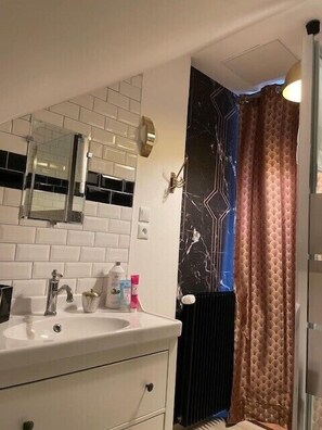 Superior Double Room, City View | Bathroom