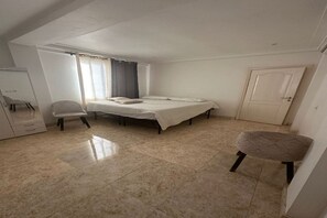 2 quartos, ferros/tábuas de passar roupa, roupa de cama