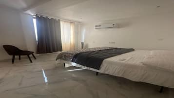 2 slaapkamers, een strijkplank/strijkijzer, beddengoed