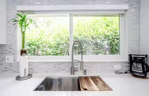 Fridge, microwave, oven, stovetop - Sunnyside Oasis w/Heated Pool ~ 7 min. From Beach (Oakland Park)