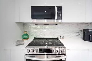 Frigorífico, microondas, horno y placa de cocina