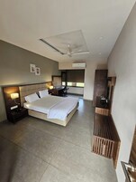 Deluxe Room, Garden View | Desk, laptop workspace, iron/ironing board (on request), WiFi (free)