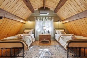2 bedrooms, travel cot, WiFi, bed sheets