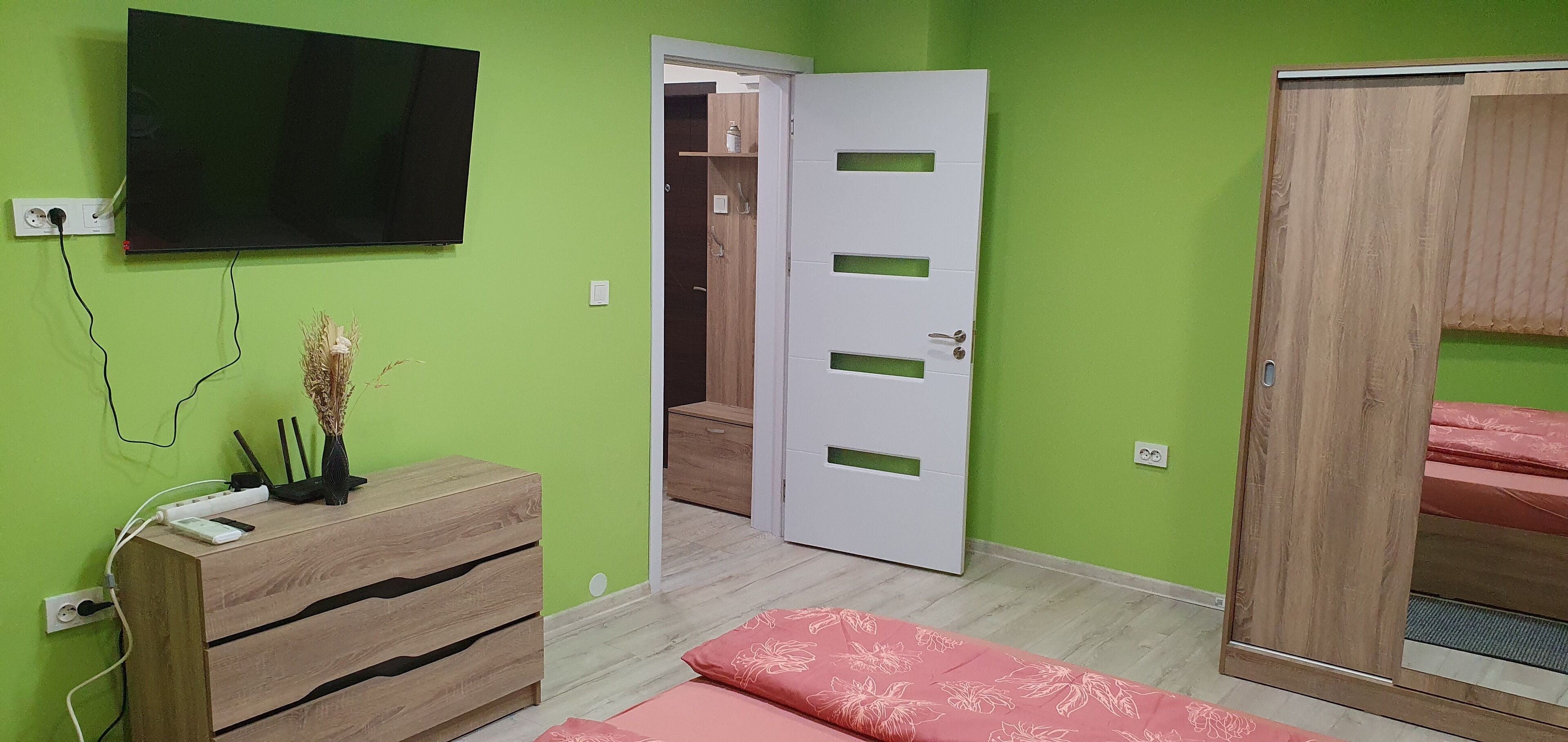 2 habitaciones, tabla de planchar con plancha, wifi y ropa de cama 