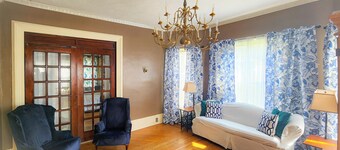 Petfriendly 2-bedroom apartment with AC only on bedroom & WiFi in Norwich