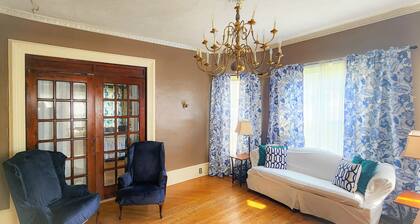 Petfriendly 2-bedroom apartment with AC only on bedroom & WiFi in Norwich