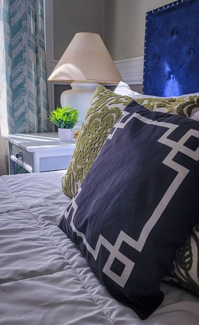 Petfriendly 2-bedroom apartment with AC only on bedroom & WiFi in Norwich