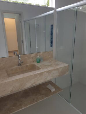 Shower, towels, soap, toilet paper - Desired Home Beachfront Residence (Morada da Praia Bertioga)