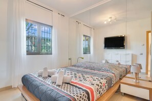 2 quartos, berço de viagem, Wi-Fi de cortesia, roupa de cama