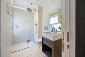 Suihku, hiustenkuivaaja, pyyhkeet, saippua