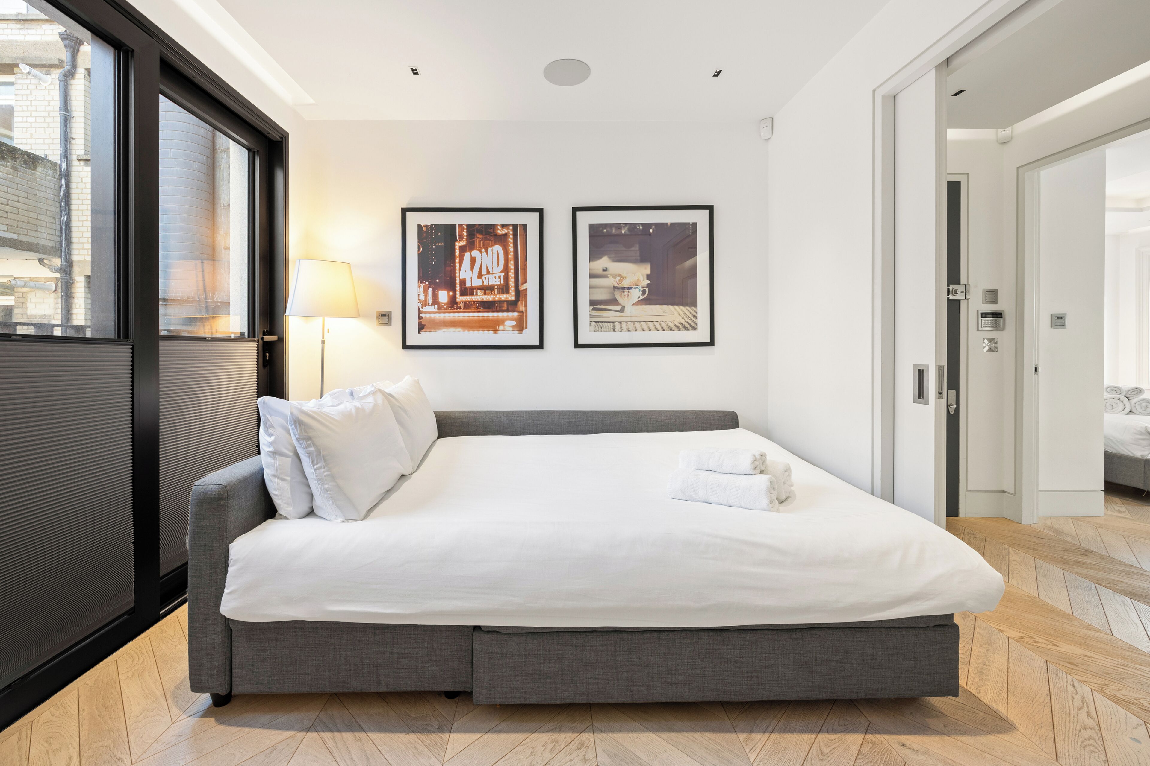 3 habitaciones, tabla de planchar con plancha y cuna de viaje 