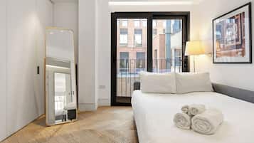 3 habitaciones, tabla de planchar con plancha y cuna de viaje