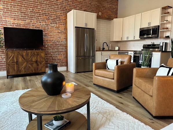 Interior - Stylish & Modern 2-Bdrm Apt in Downtown Warsaw featuring an urban rooftop deck. (Warsaw)