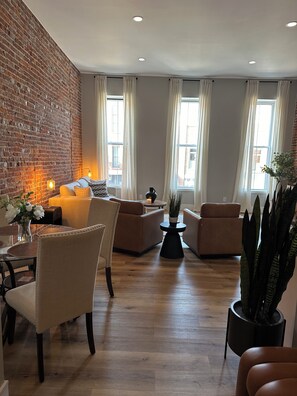 Interior - Stylish & Modern 2-Bdrm Apt in Downtown Warsaw featuring an urban rooftop deck. (Warsaw)