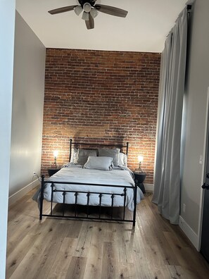 2 bedrooms, desk, iron/ironing board, free WiFi - Stylish & Modern 2-Bdrm Apt in Downtown Warsaw featuring an urban rooftop deck. (Warsaw)