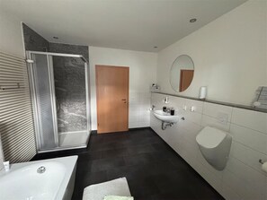 Een haardroger, handdoeken, zeep, toiletpapier