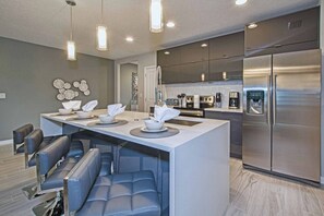 Køleskab, mikrobølgeovn, ovn, kogeplade