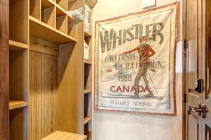 Un intérieur en bois orné d’une affiche ancienne représentant un skieur, accrochée au mur.