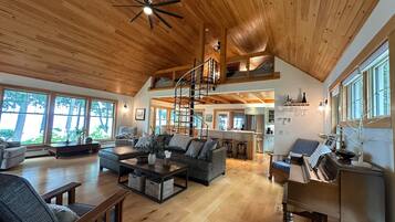 Smart-TV, Kamin, Tischfußball, Tischtennisplatte