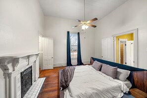 3 bedrooms, desk, iron/ironing board, free WiFi - Victorian Retreat: Peace, Serenity, & Character (Fairburn)