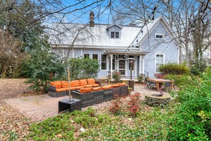 Outdoor dining - Victorian Retreat: Peace, Serenity, & Character (Fairburn)