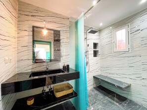 Dusj, hårføner, håndklær og såpe