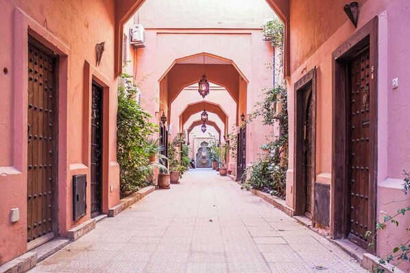 Property grounds - Beautiful 4 Bedroom Riad with Rooftop Terrace, Pool & Airport Shuttle Marrakech (Marrakesh)