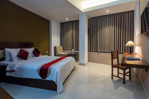 Minibar, desk, laptop workspace, free WiFi