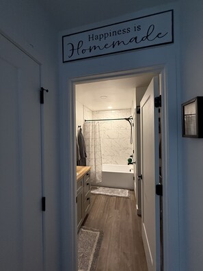 Hair dryer, towels, soap, shampoo - Modern Loft Guest House-  FamilyFriendly meets luxury. Within 30min of it all! (Kearns)