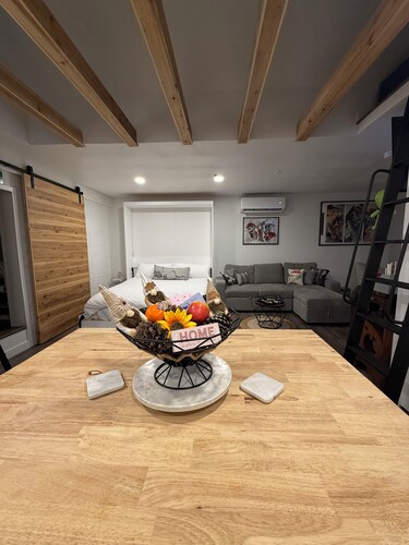 Modern Loft Guest House-  FamilyFriendly meets luxury. Within 30min of it all!