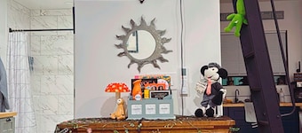 Modern Loft Guest House- FamilyFriendly meets luxury. Within 30min of it all!