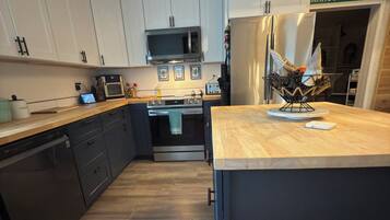 冰箱、微波炉、烤箱、炉灶