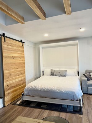 2 bedrooms, in-room safe, iron/ironing board, travel cot - Modern Loft Guest House-  FamilyFriendly meets luxury. Within 30min of it all! (Kearns)