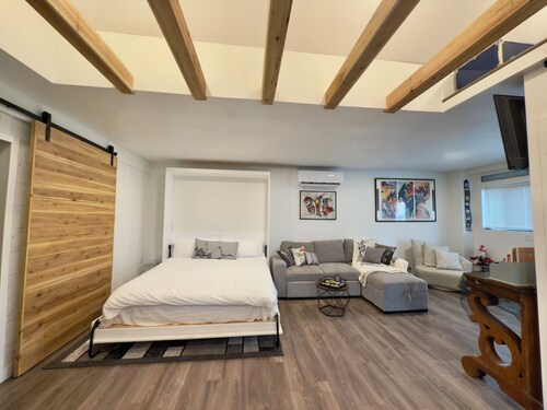 Modern Loft Guest House-  FamilyFriendly meets luxury. Within 30min of it all!