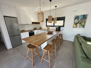 Réfrigérateur, un four, surface de cuisson, lave-vaisselle