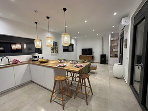 Fridge, oven, stovetop, dishwasher
